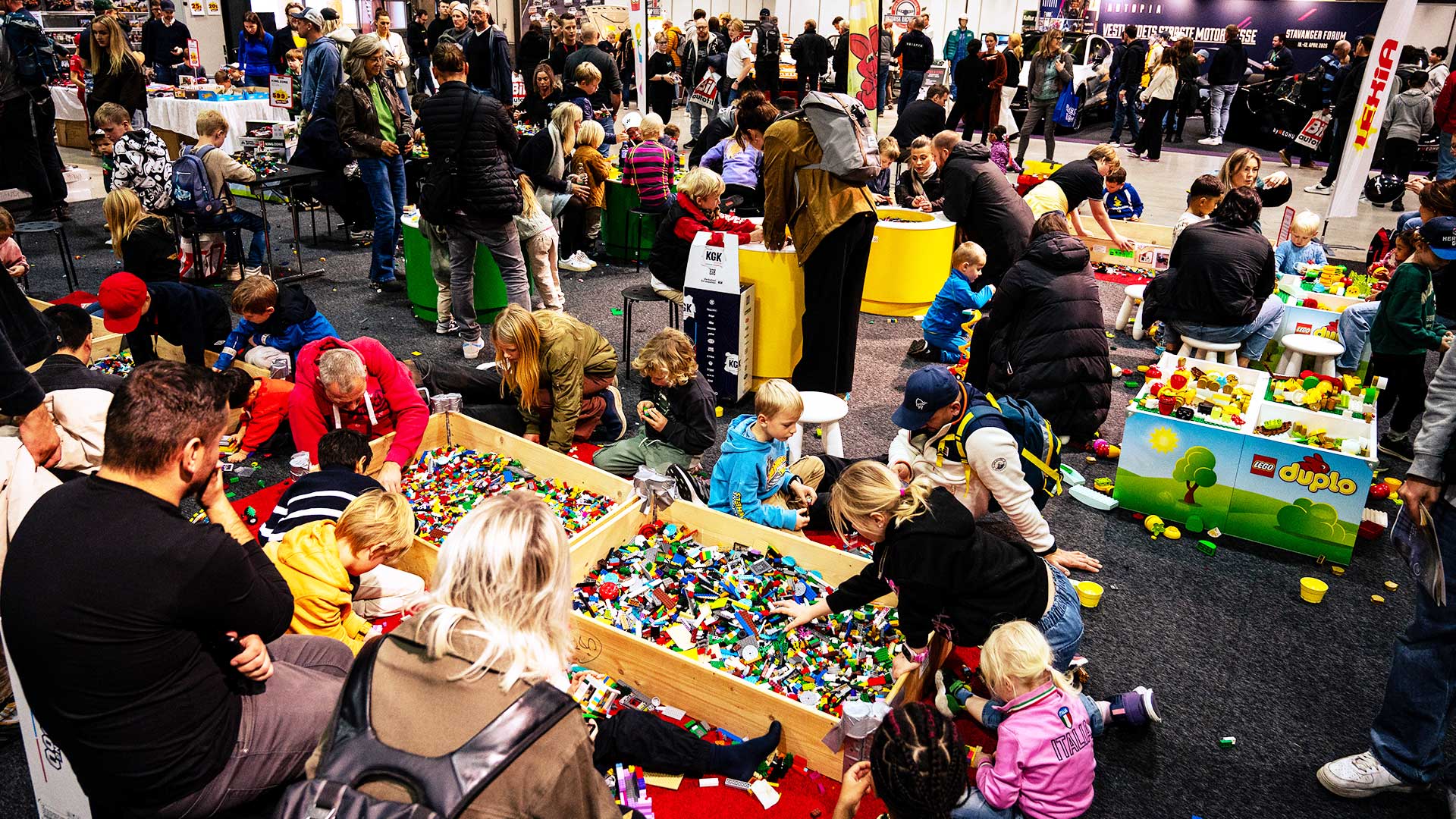 Aktiviteter-for-barn-med-legobygging