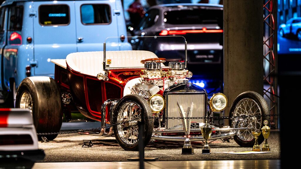 Spesialbygd-bil-med-pokaler-Oslo-Motor-Show