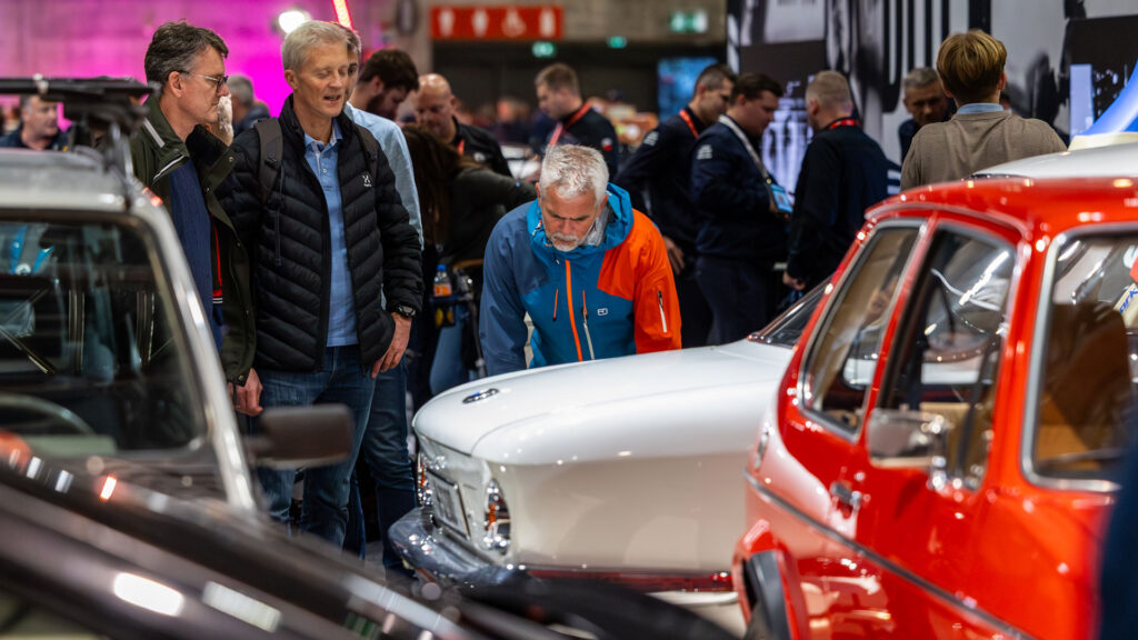 Besøkende-er-med-på-konkurranse-på-stand