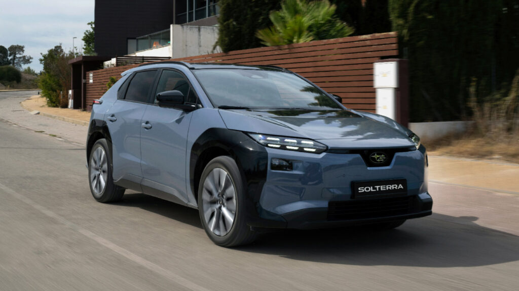 Bilen-Solterra-fra-Subaru-på-veien