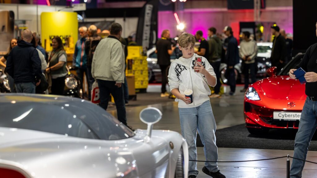 En-gutt-som-tar-quiz-på-mobilen