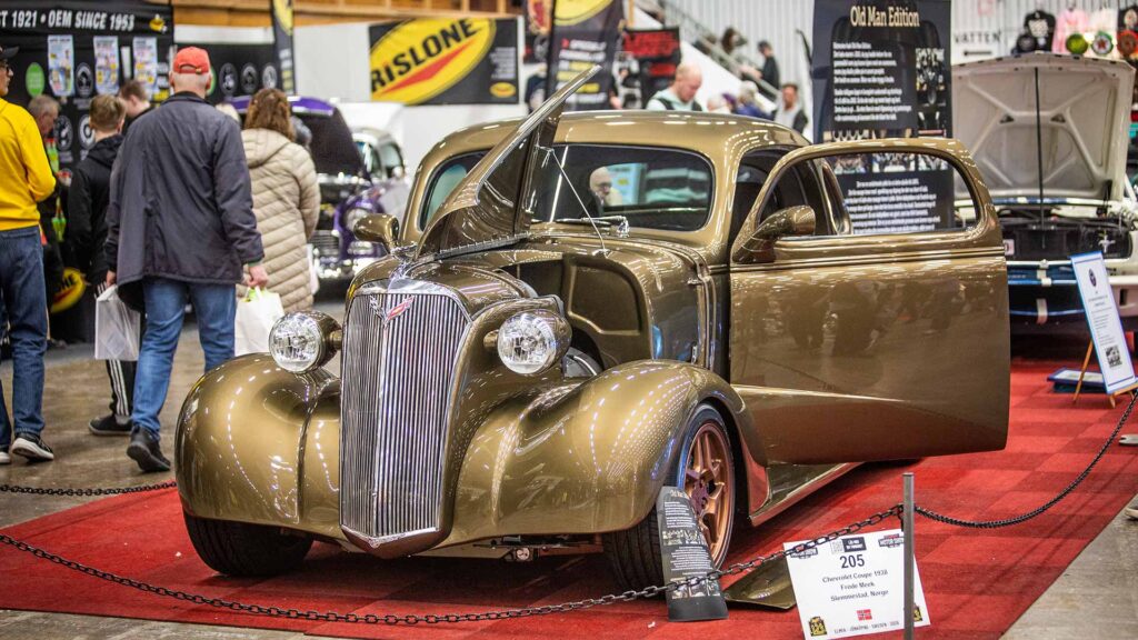 Gullfarget-Chevrolet-med-brutal-Corvette-teknikk