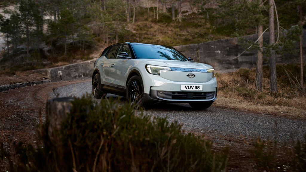 Hvit-Ford-Mountain-Explorer-på-landevei