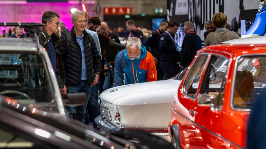 Menn-som-ser-på-bilkonkurranser-på-stand