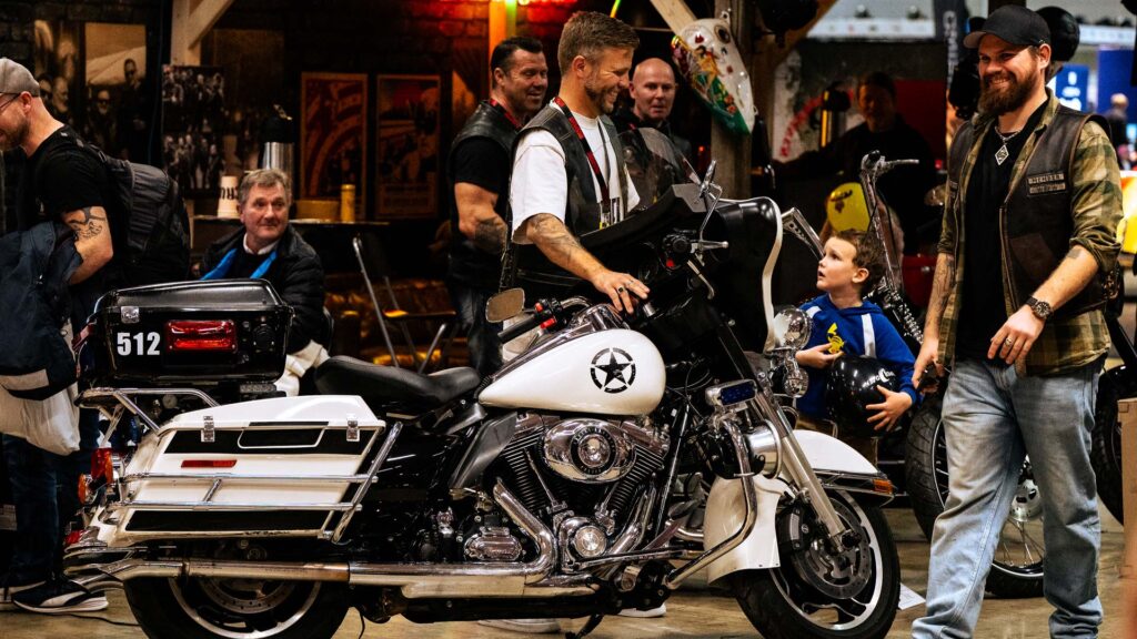 Motorsykkel-og-besøkende-på-Oslo-Motor-Show