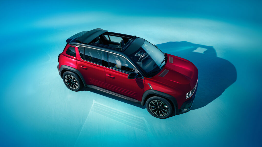 Rød-Renault-4-sett-fra-drone