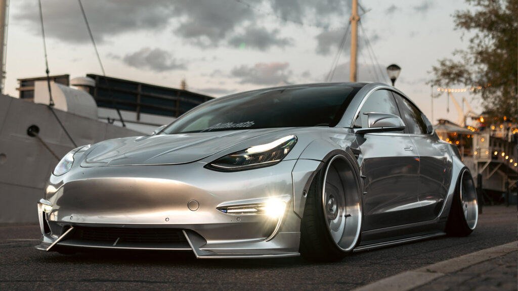 Tesla-Model-3-med-rå-aluminium-look