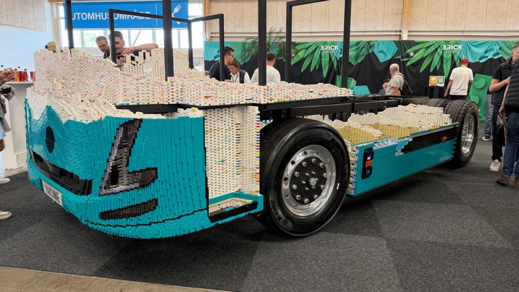 Verdens-største-lastebil-i-lego-lages