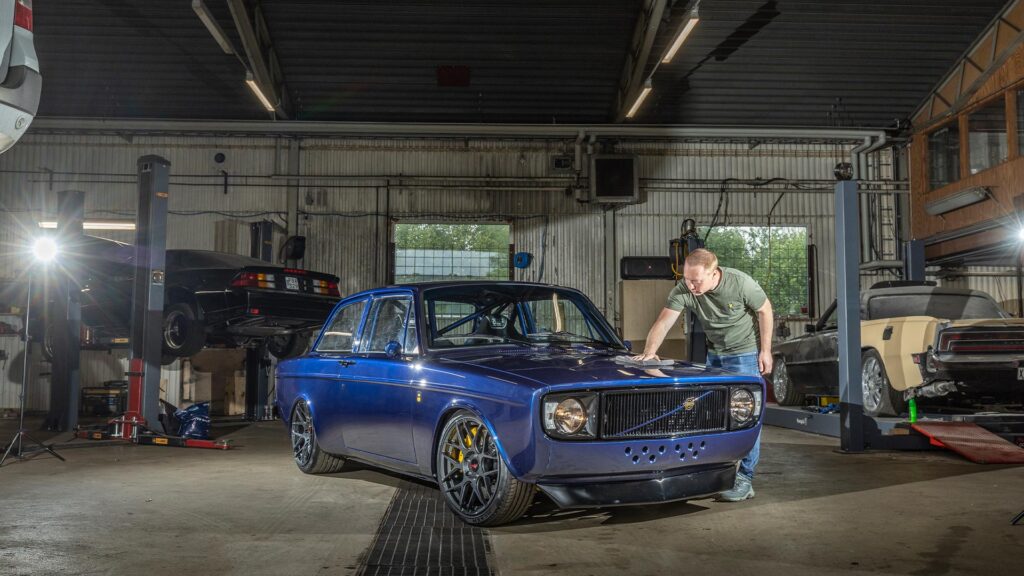 Volvo-142-klassisk-racer-i-garasjen-