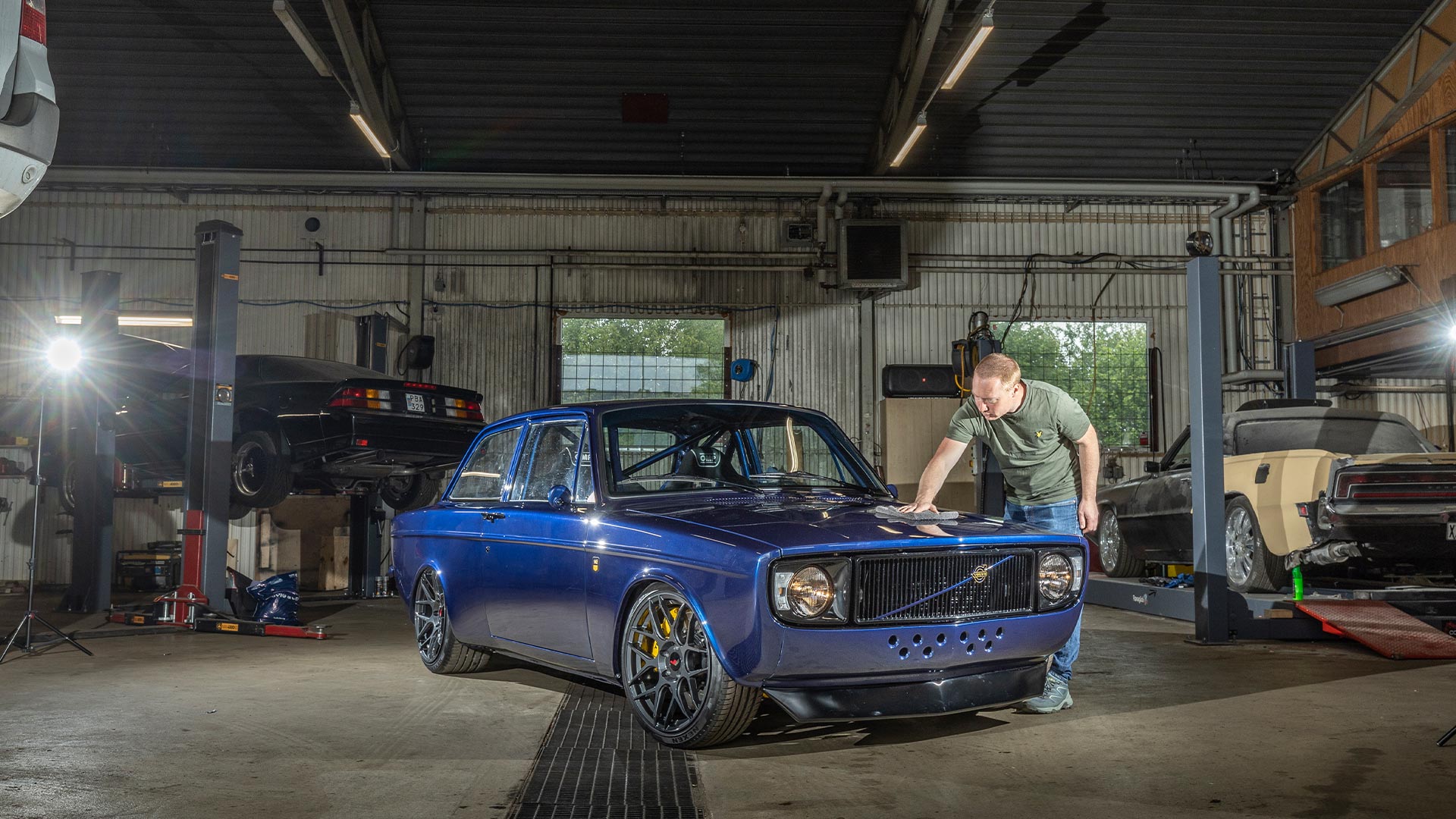 Volvo-142-klassisk-racer-i-garasjen-