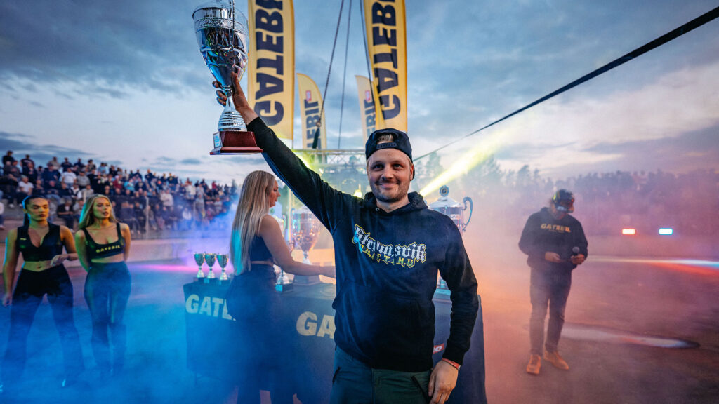 Drifter-Martin-Strømsvik-med-pokal
