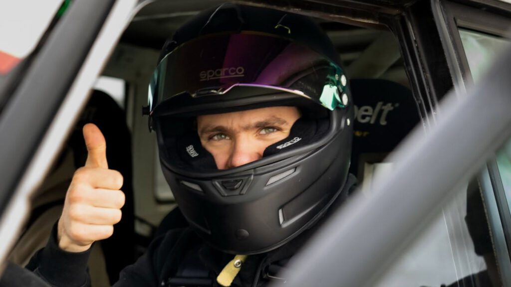 Drifter-Oliver-Høitomt-i-bilen-med-hjelm