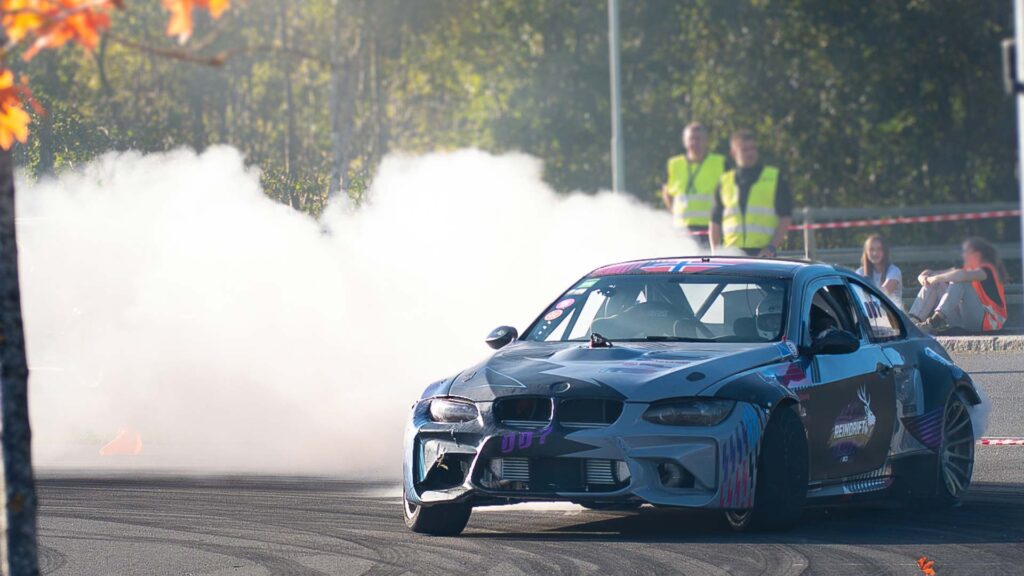 Drifting-på-bane-med-bilen-til-Morten-Blien