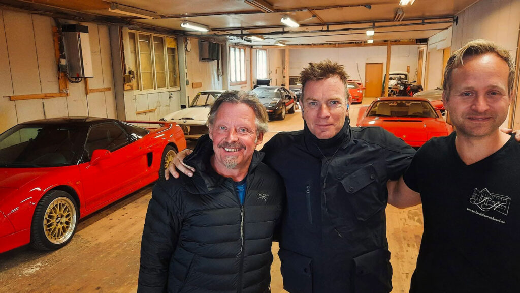 Kjendiser-i-garasjen-for-å-se-Ferrari
