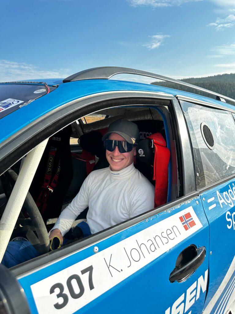 Kristoffer-Johansen-i-bilen