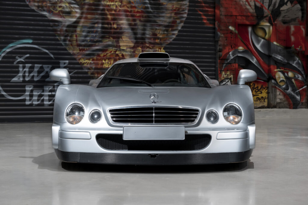 Mercedes Benz CLK frontpartiet i garasje