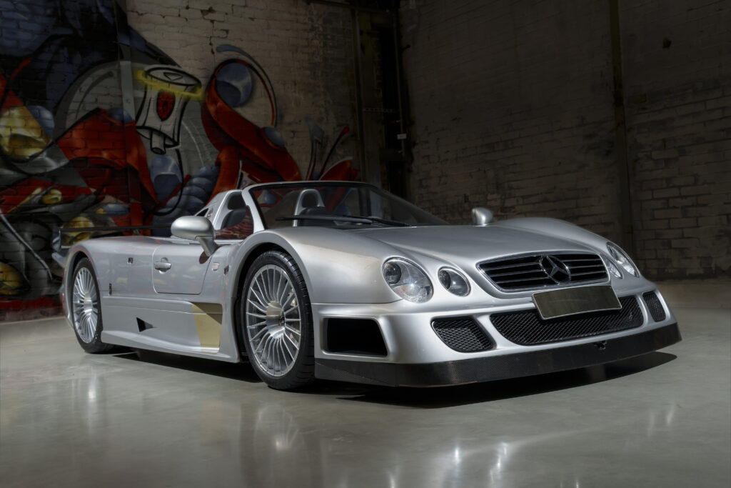 Den råe Mercedes CLK GTR Roadster sett fra siden