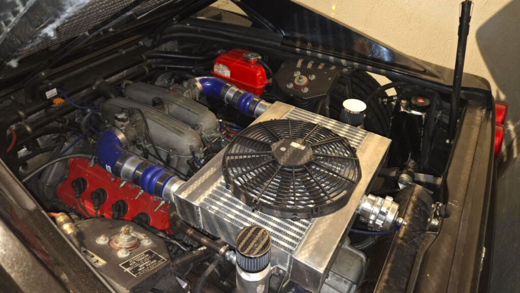 Nærbilde-av-motoren-til-Ferrari-348