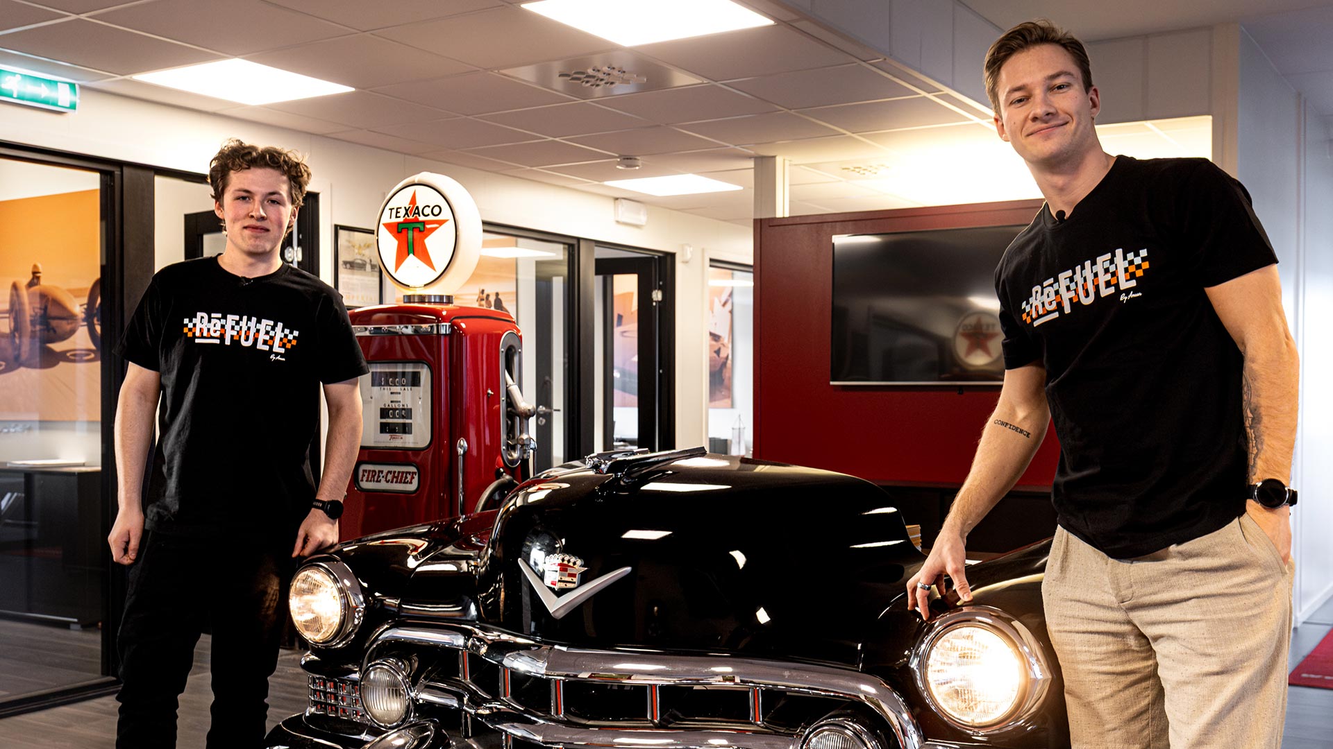 dennis-hauger-og-emil-gjerdrum-ved-bil-på-refuel-drivers-club-amcar-